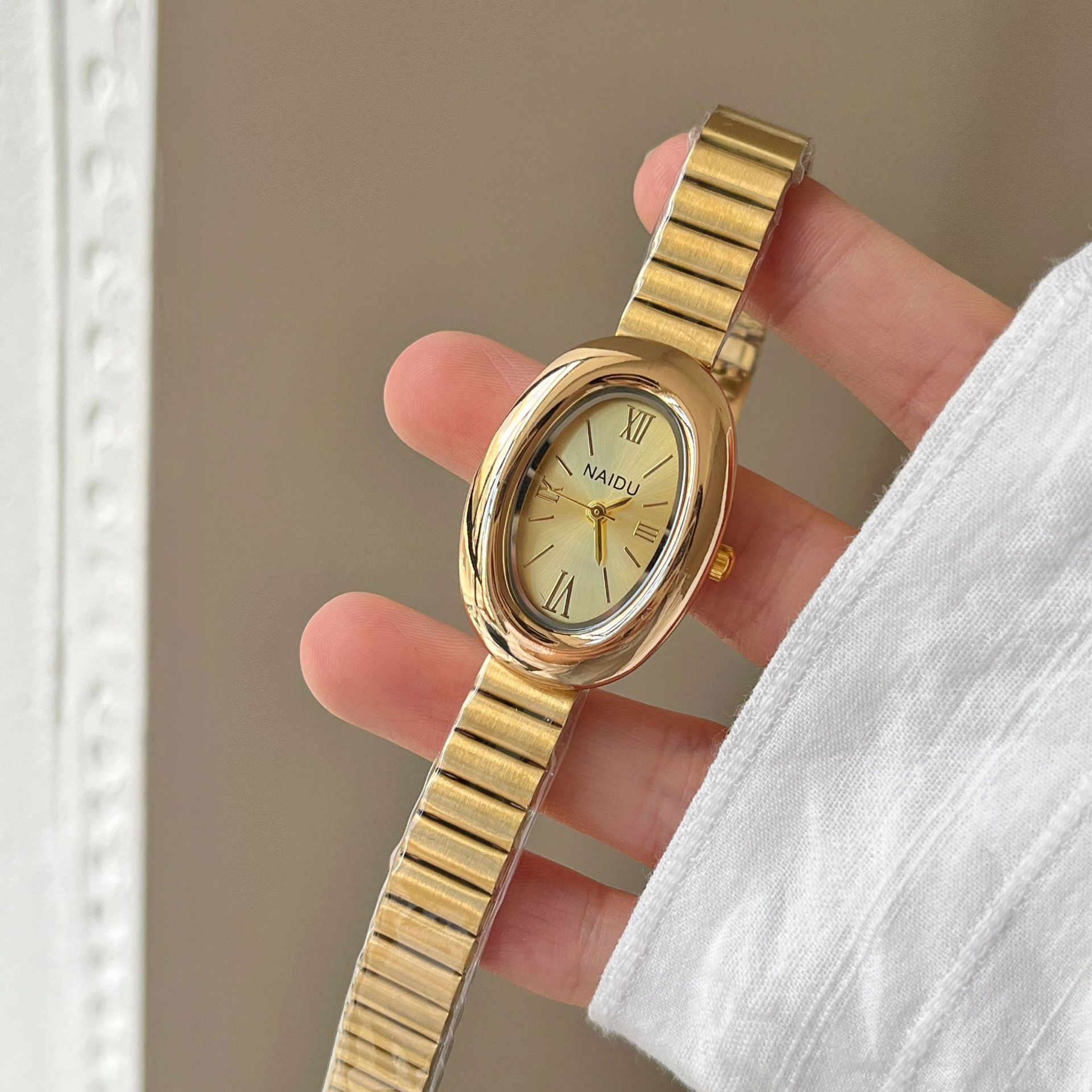 Women’s Retro Oval-Dial Analog Watch with Expandable Metal Bracelet