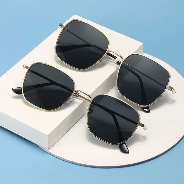 Unisex Vintage Box-Frame Sunglasses with Alloy and PC Construction